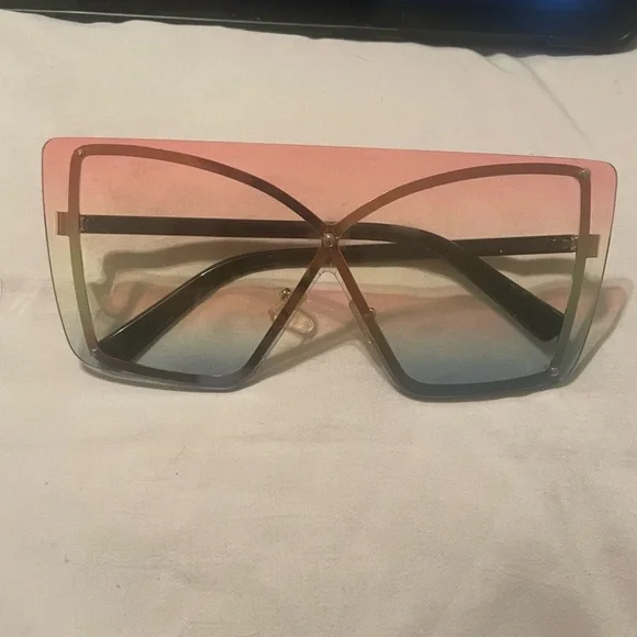 Bundle featuring Multicolor Floral Aztec Inspired Patterned Tank & Accessories - Picture 7 of 13